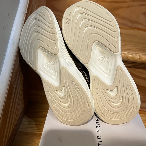 NIB APL Women's Chocolate Leopard Streamline Sneakers size 5 - Picture 4 of 4